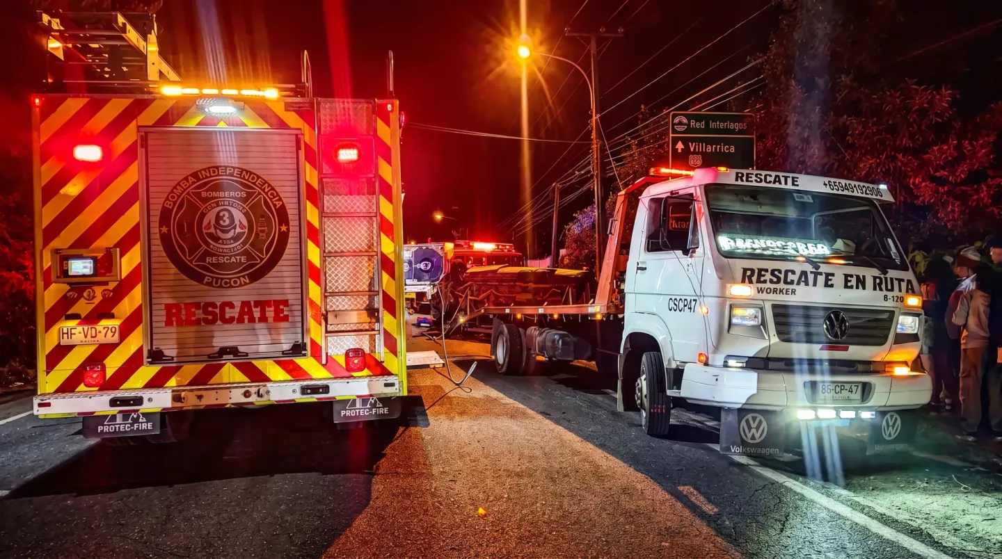Grúa trabajando junto a Bomberos en un rescate nocturno a las afueras de Villarrica.